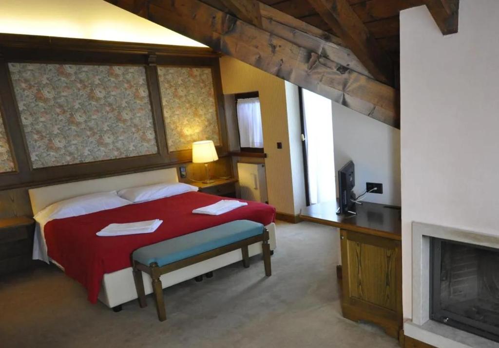 Ένα ή περισσότερα κρεβάτια σε δωμάτιο στο Hotel Ristorante La Lepre Bianca