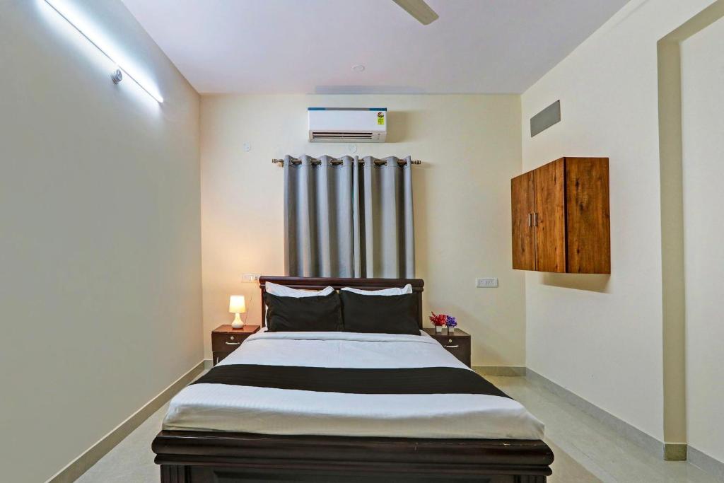 a bedroom with a bed in a room at Super Collection O Sri Nirvana Edge in Hyderabad