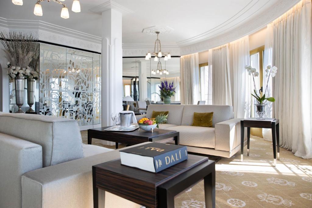 Uma área de estar em Hotel Le Negresco