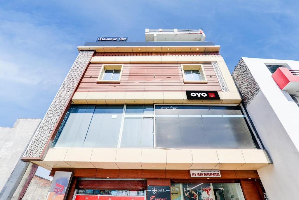 Un edificio con un cartel de "oops" en Hotel O KAILASHA INN, en Hasanganj
