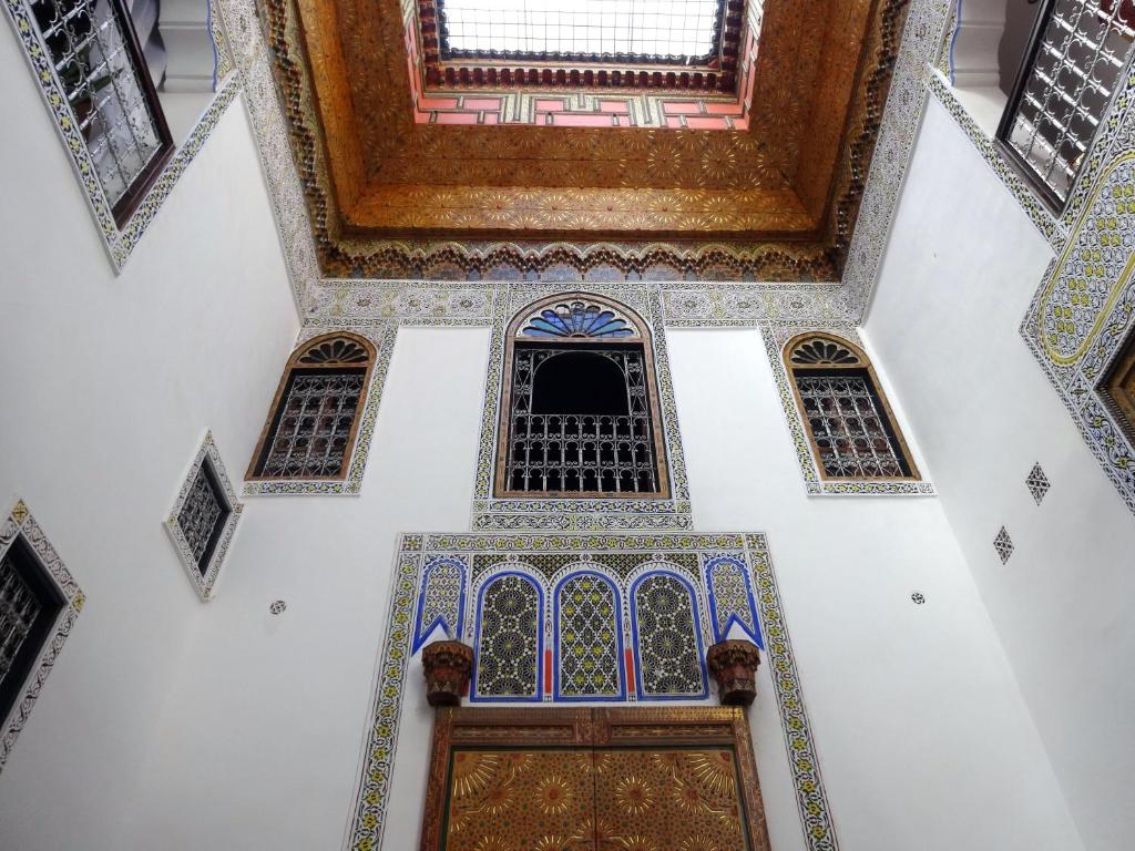 eine Aussicht über eine Moschee mit einer Tür und Fenstern in der Unterkunft Dar El Bali in Fès