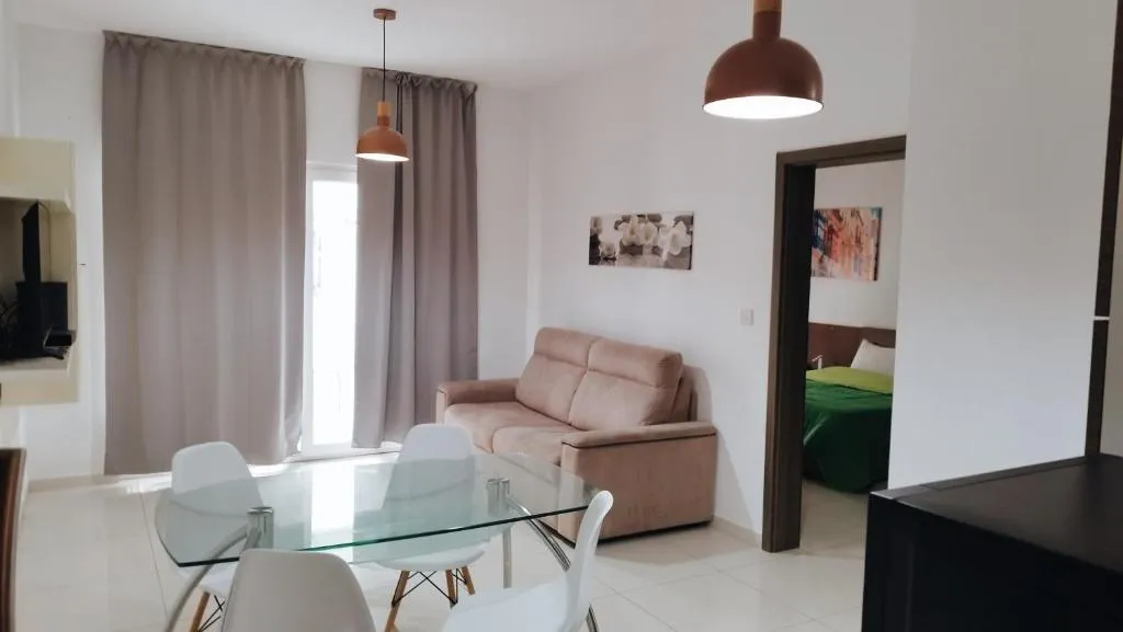 Hampton Court, Block C, n.2