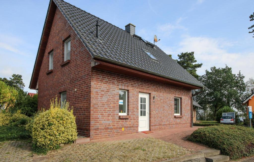 een rood bakstenen huis met een zwart dak bij 3 Bedroom Beautiful Home In Röbel in Marienfelde