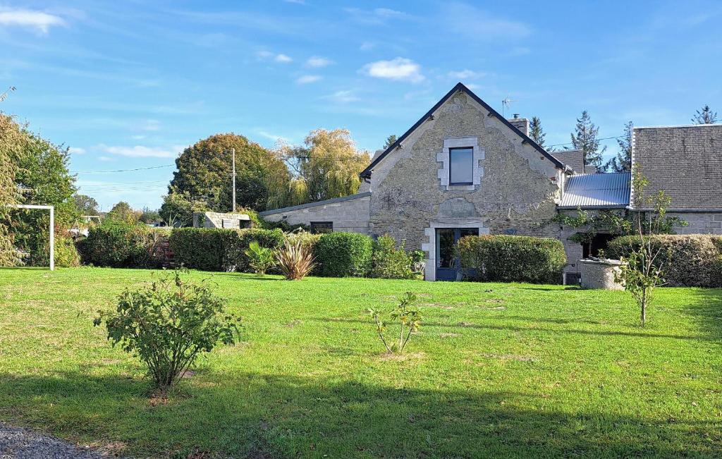 Bricqueville-sur-MerにあるMaison Spacieuse Littoralの緑の芝生のある庭の家