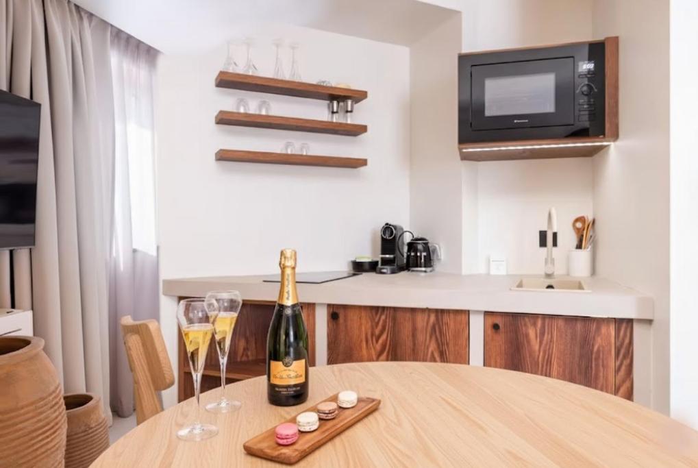 een tafel met een fles champagne en twee glazen bij Appartement de charme-Luxe, douceur et harmonie in Lyon