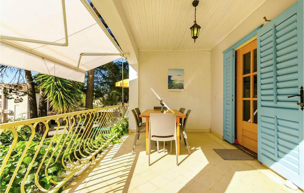 Un balcón o terraza en Beautiful Apartment In Ivan Dolac With Wifi