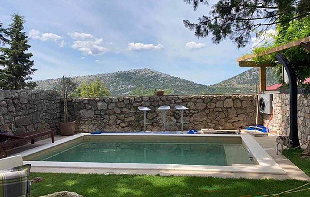 Nespecifikovaný výhled na hory nebo výhled na hory při pohledu z prázdninového domu