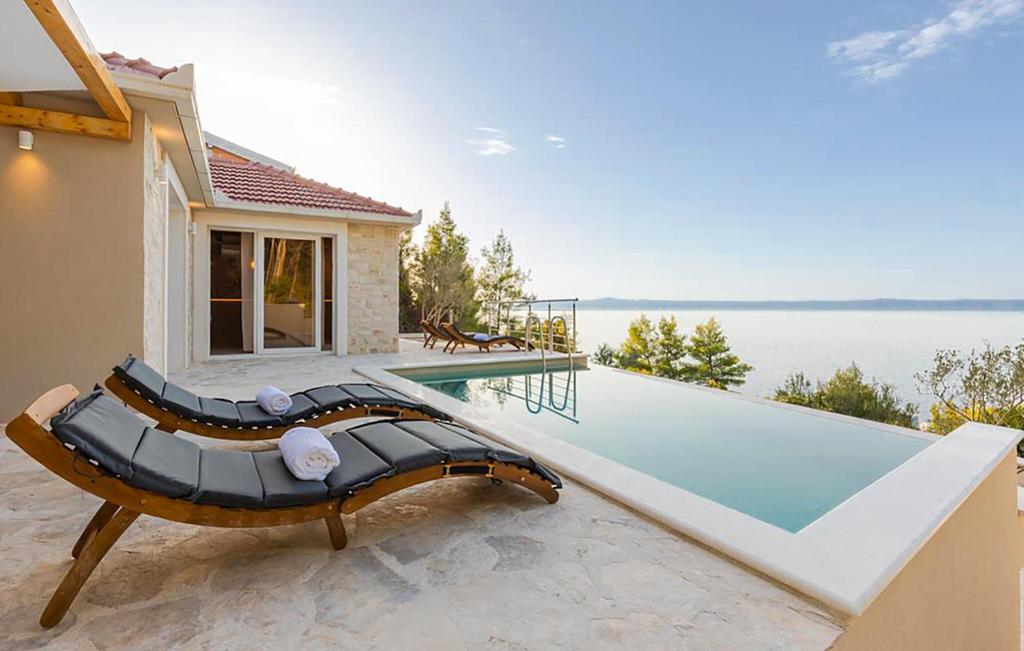 een huis met een zwembad naast een huis bij Lovely Home In Prigradica in Prigradica