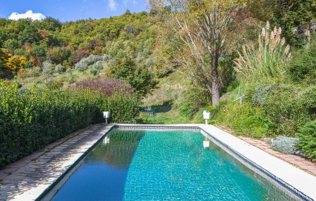 einen Pool mit blauem Wasser im Garten in der Unterkunft Stunning Apartment In Bibbiena With Swimming Pool in Serravalle