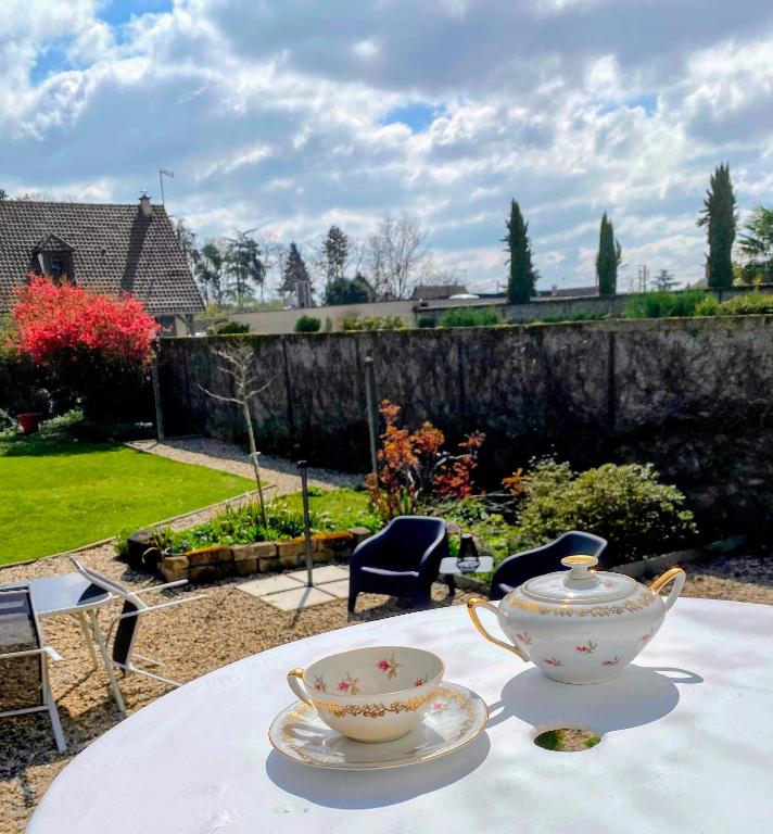 a tea set on a table with two tea cups at La Suite 81 in Yzeure