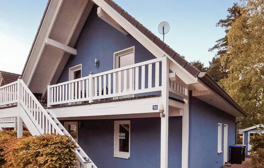 een blauw huis met een wit balkon bij K96 Og in Marienfelde
