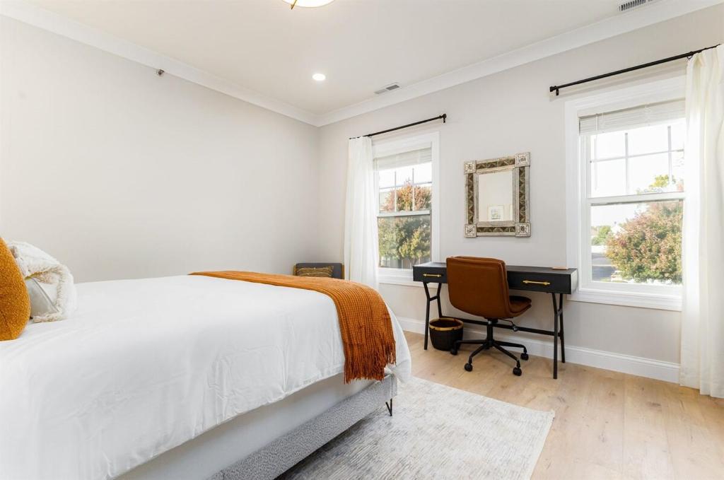 une chambre avec un lit, un bureau et des fenêtres dans l'établissement The Darby Condo - Cozy 1Br Condo - Close to ND campus, à South Bend