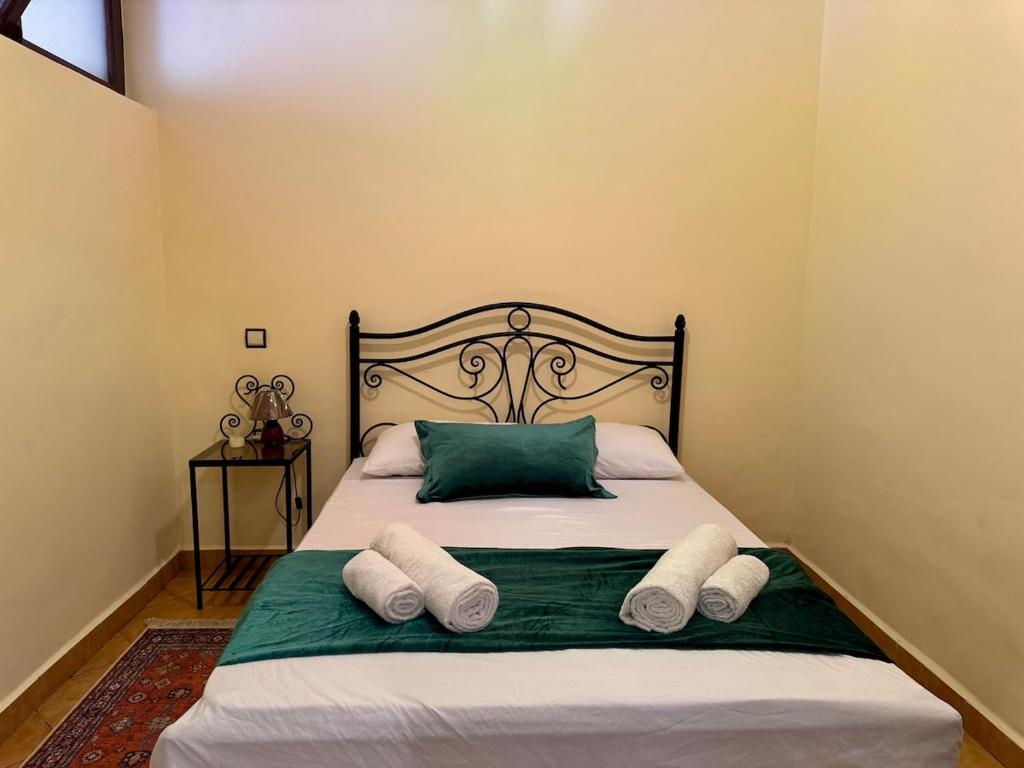 Ένα ή περισσότερα κρεβάτια σε δωμάτιο στο Villa Riad Style - WIFI & Garden