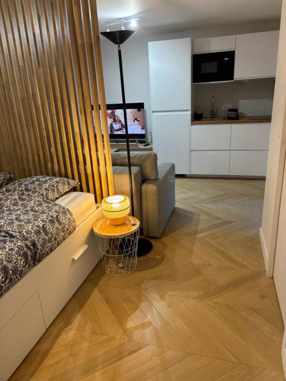 Postel nebo postele na pokoji v ubytování Suite privée proche La Défense et Paris