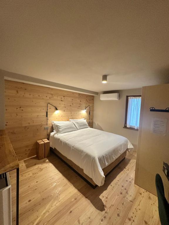 NavenzeにあるLocanda Valmorelの大きな白いベッドと窓のある寝室