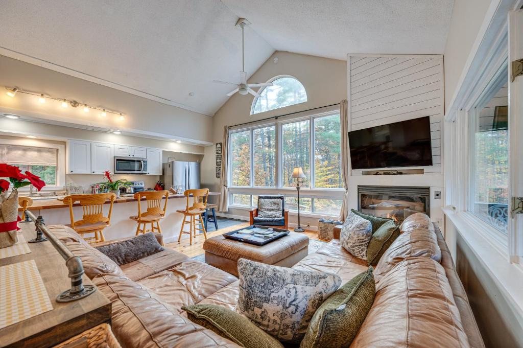 Posezení v ubytování White Mountains Home with Hot Tub - Walk to Town!