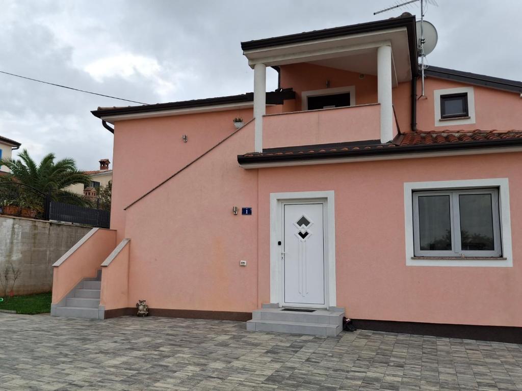 Apartment Orhidea in a peaceful setting near Umag