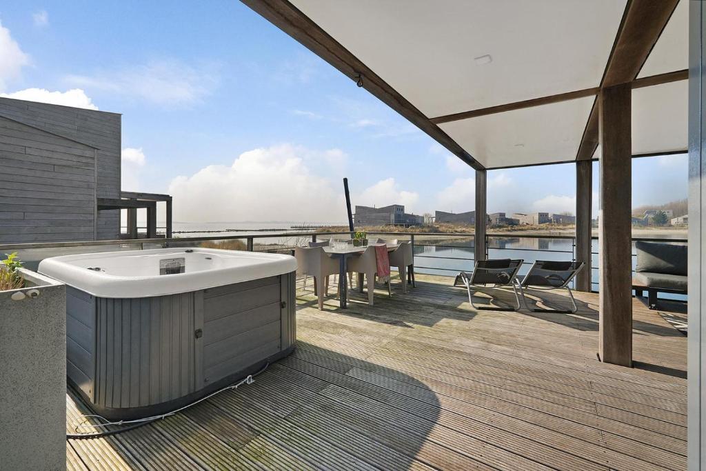 En balkon eller terrasse på Villa Super VIP | 4 Pers. (Villa 5) met jacuzzi, extra kosten voor gebruik