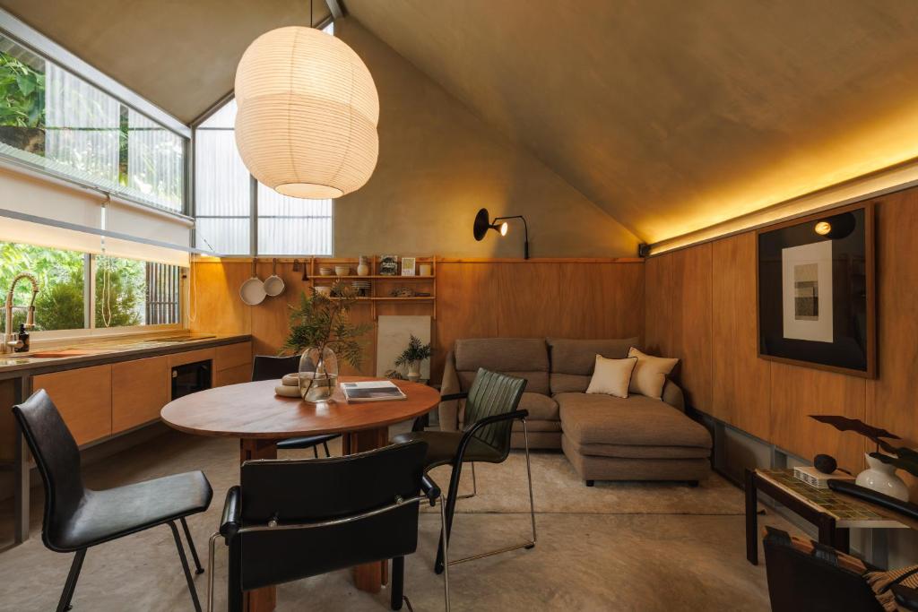 Khu vực ghế ngồi tại Suknirun House