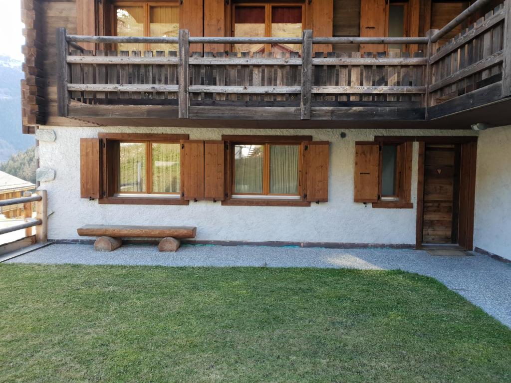 a building with a bench in front of it at Vieux Chalets B 03 in Grimentz