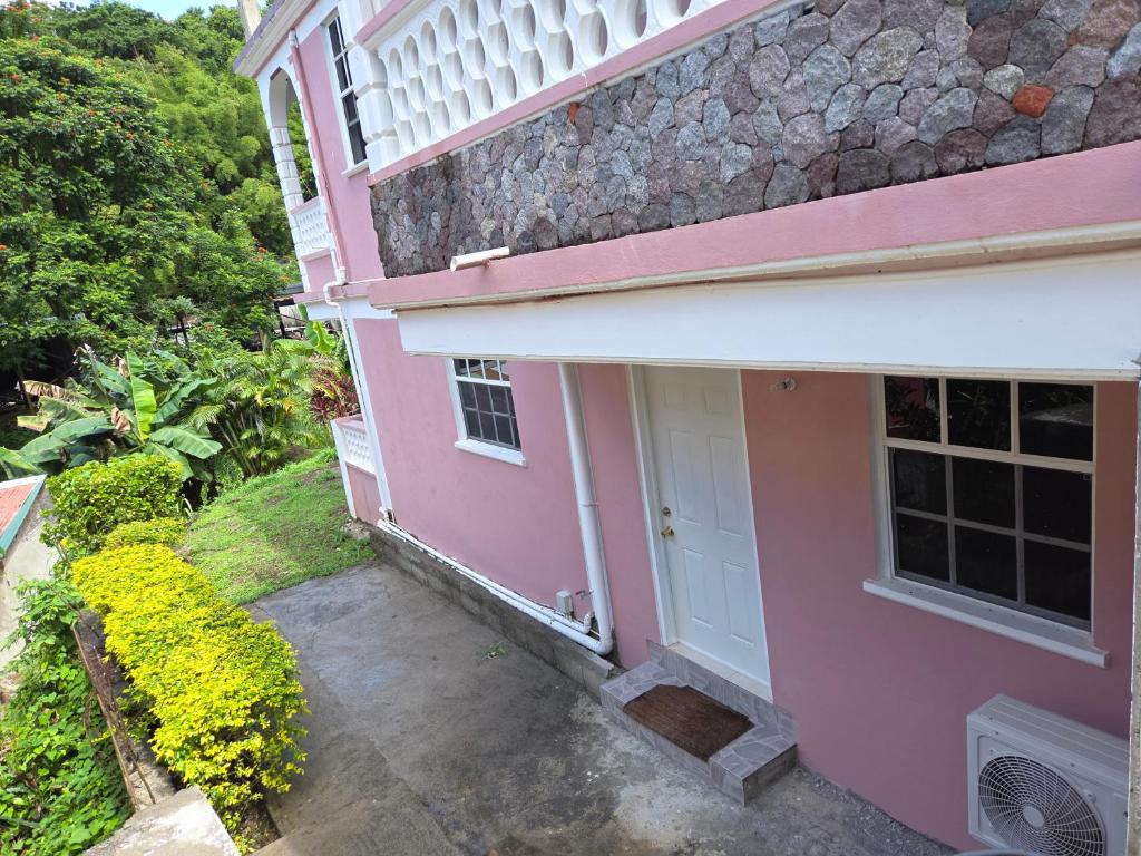 Το κτήριο όπου στεγάζεται  το διαμέρισμα