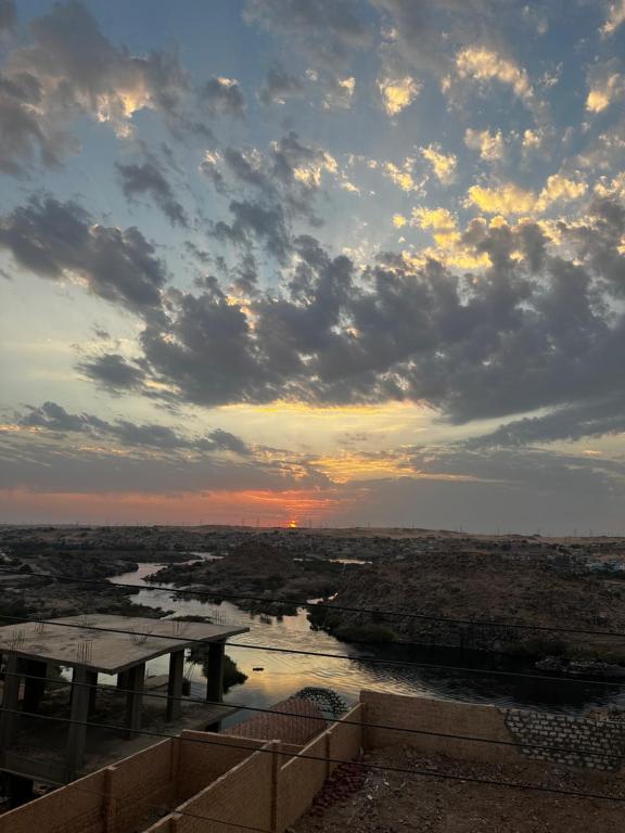 アスワンにあるking kassem nubian guest houseの曇り空の川