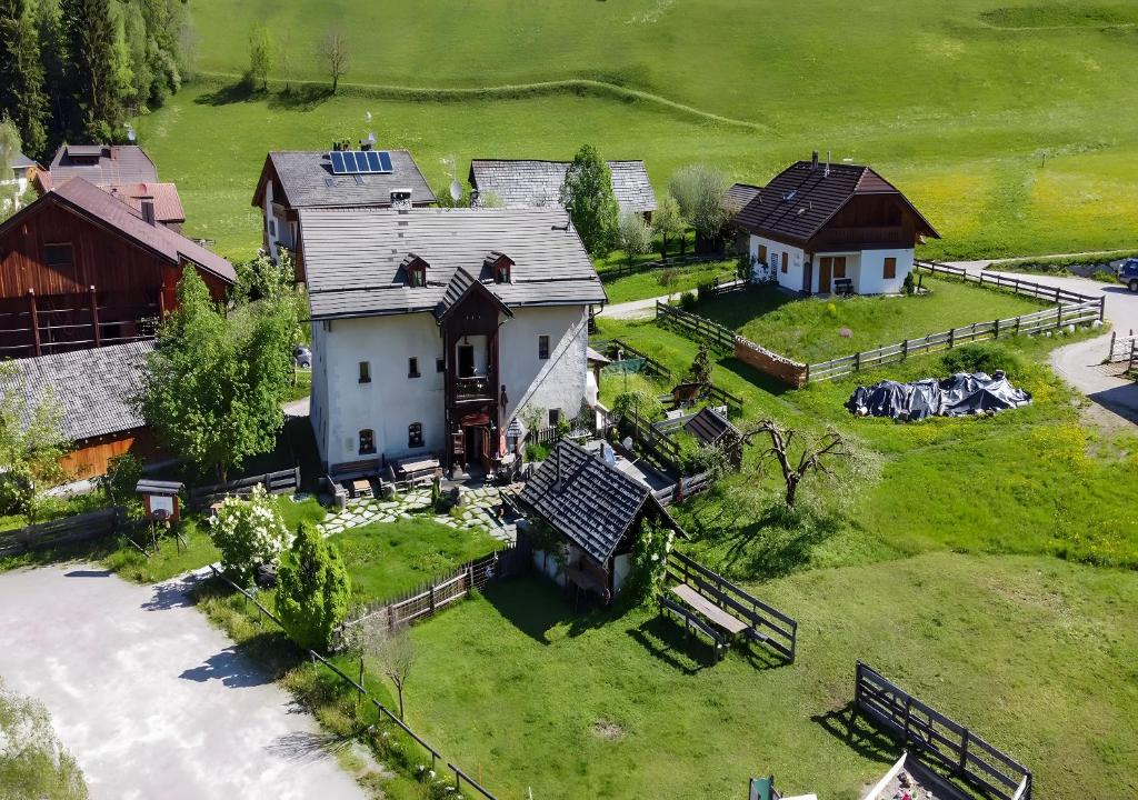 una vista aérea de una casa y un granero en Plazores, en San Vigilio Di Marebbe