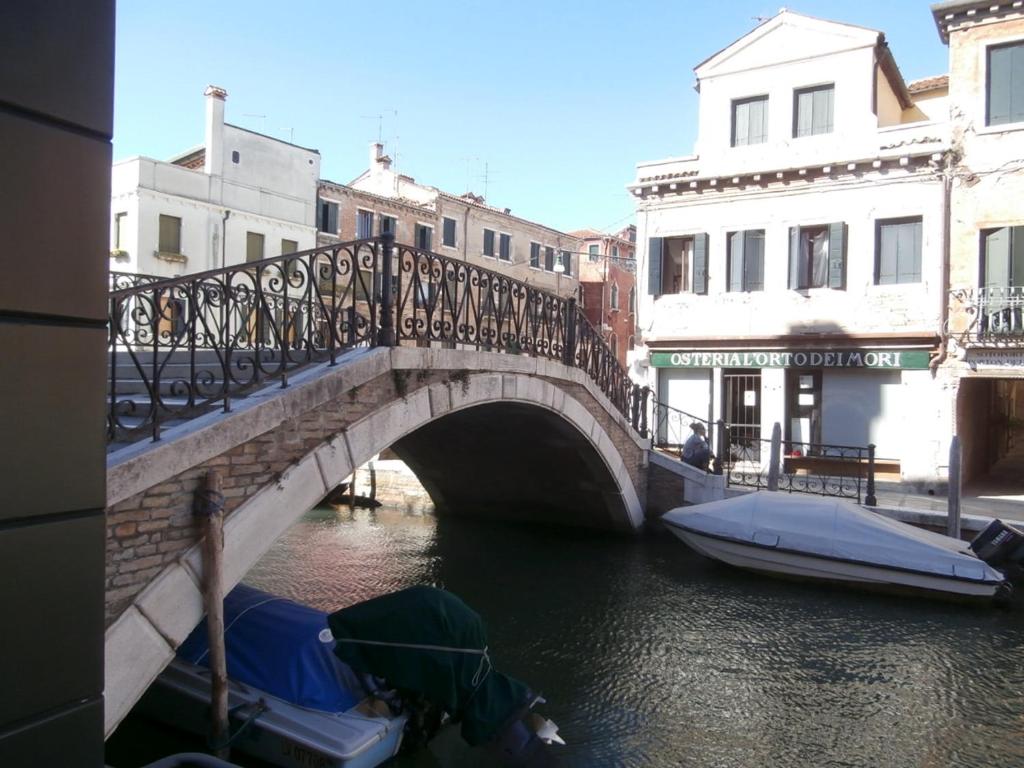 een brug over een rivier met boten in het water bij Cocoloco in Venetië