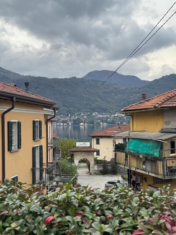 a group of buildings with a view of a body of water at Appartamento Serenity Lake in Lierna