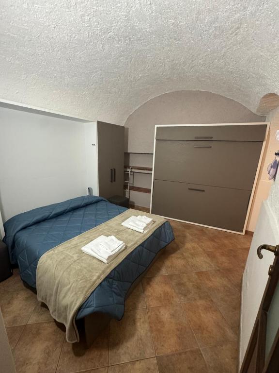 a bedroom with a bed with two towels on it at Appartamento Serenity Lake in Lierna