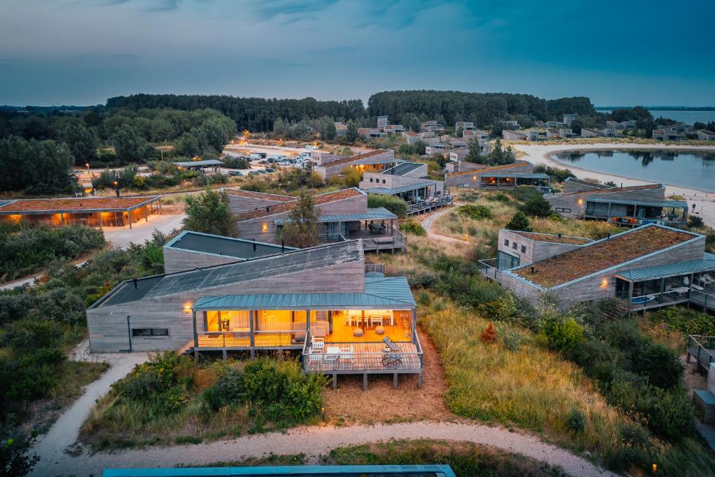 une vue aérienne sur une ville avec une maison dans l'établissement Dune & Lakeview Villa 6p - Luxe, Lounge & Verwarmd Terras - Villa 30, à Ouddorp