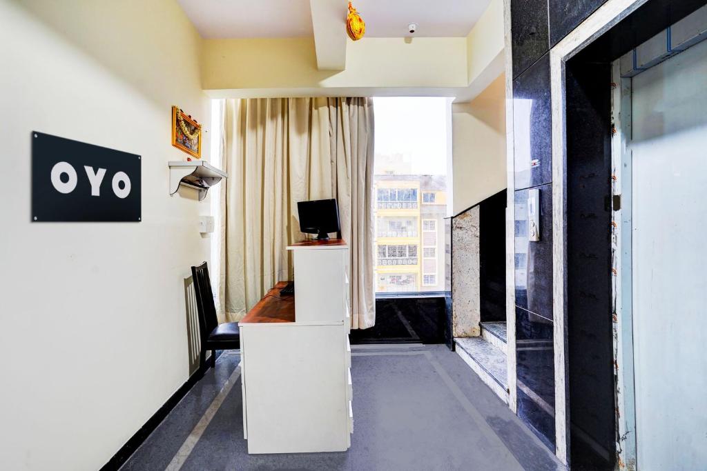 Μια τηλεόραση ή/και κέντρο ψυχαγωγίας στο Hotel O RR Comforts