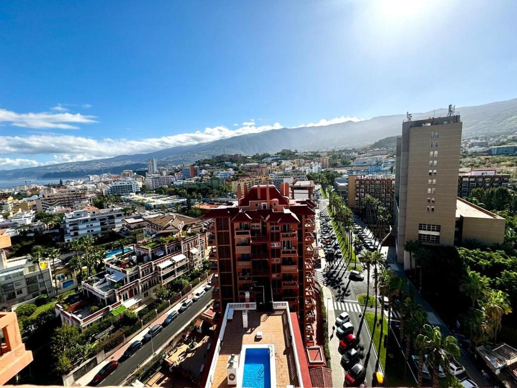 een uitzicht over een stad met gebouwen en een straat bij Sunrise Serenity in Puerto de la Cruz in Puerto de la Cruz