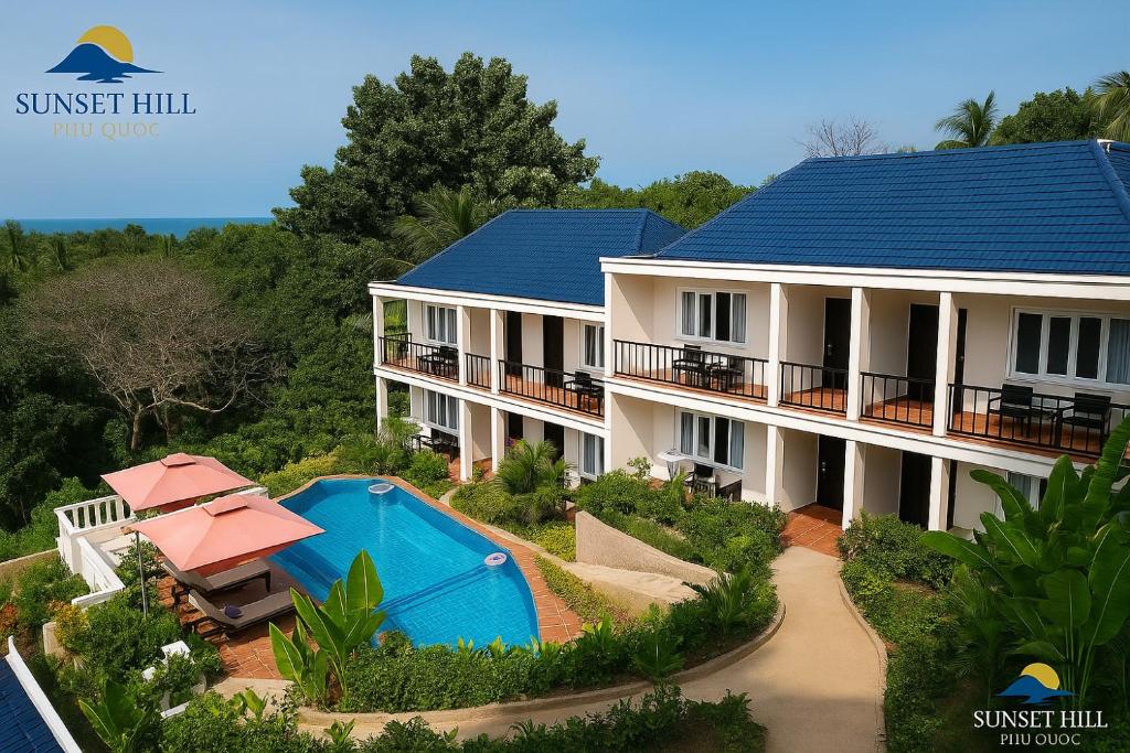 Bazén v ubytování Sunset Hill Resort Phú Quốc nebo v jeho okolí