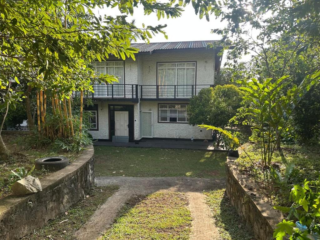 Casa blanca con balcón y patio en Bamboo Tree Villa, 