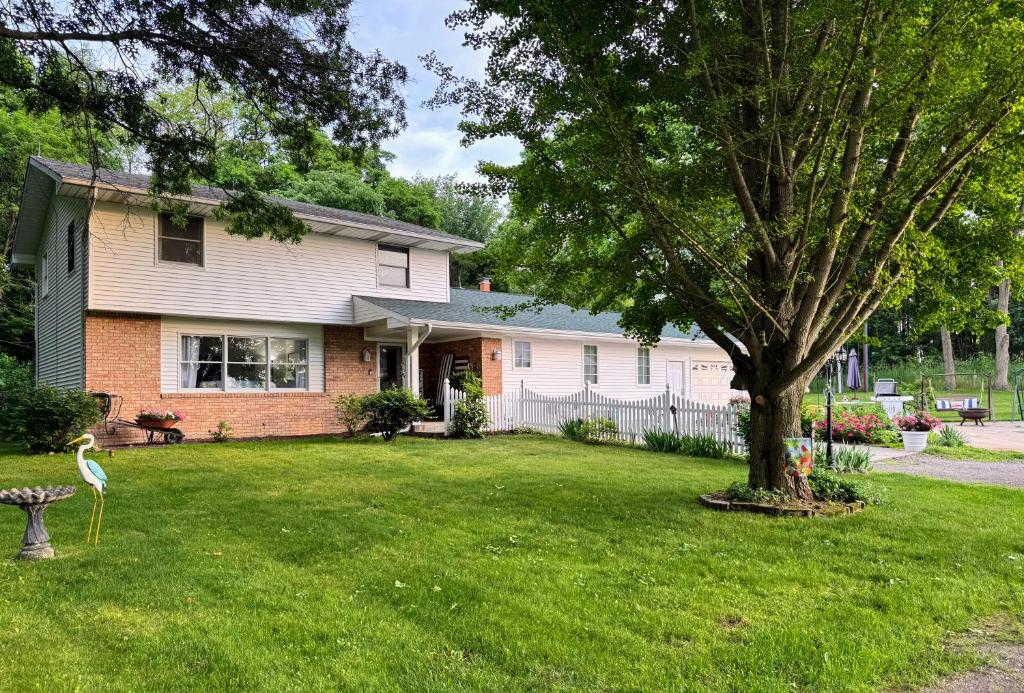 een huis met een boom in de tuin bij BBQ, WIFI, full kitchen, SmartTV, Firepit, Queen in Vandalia