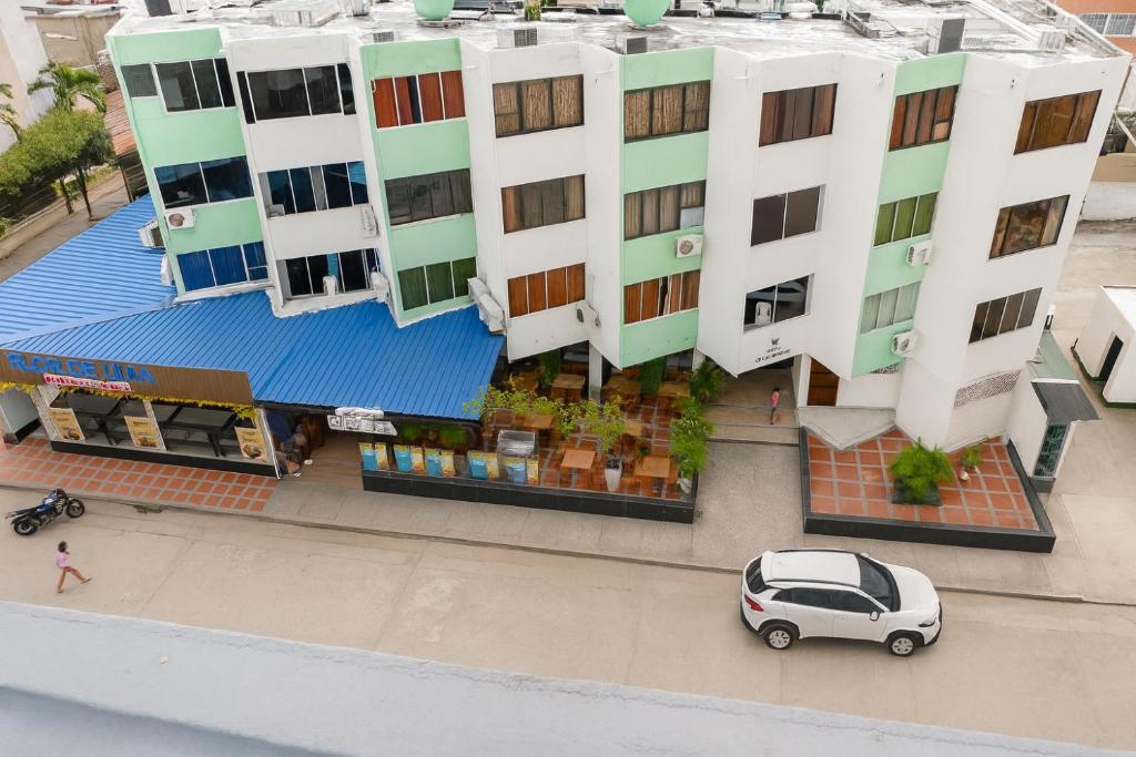 an overhead view of a car parked in front of a building at El Velero Apartamentos By DANP in Santa Marta