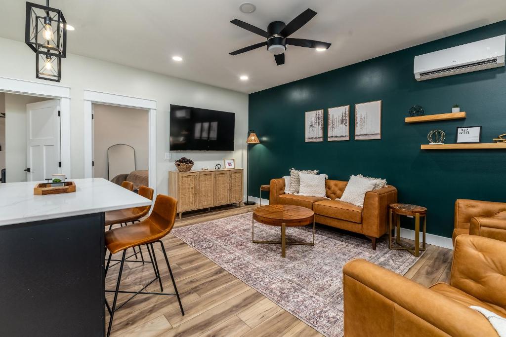 un soggiorno con un divano e un tavolo di Shawnee Pines a Harrisburg