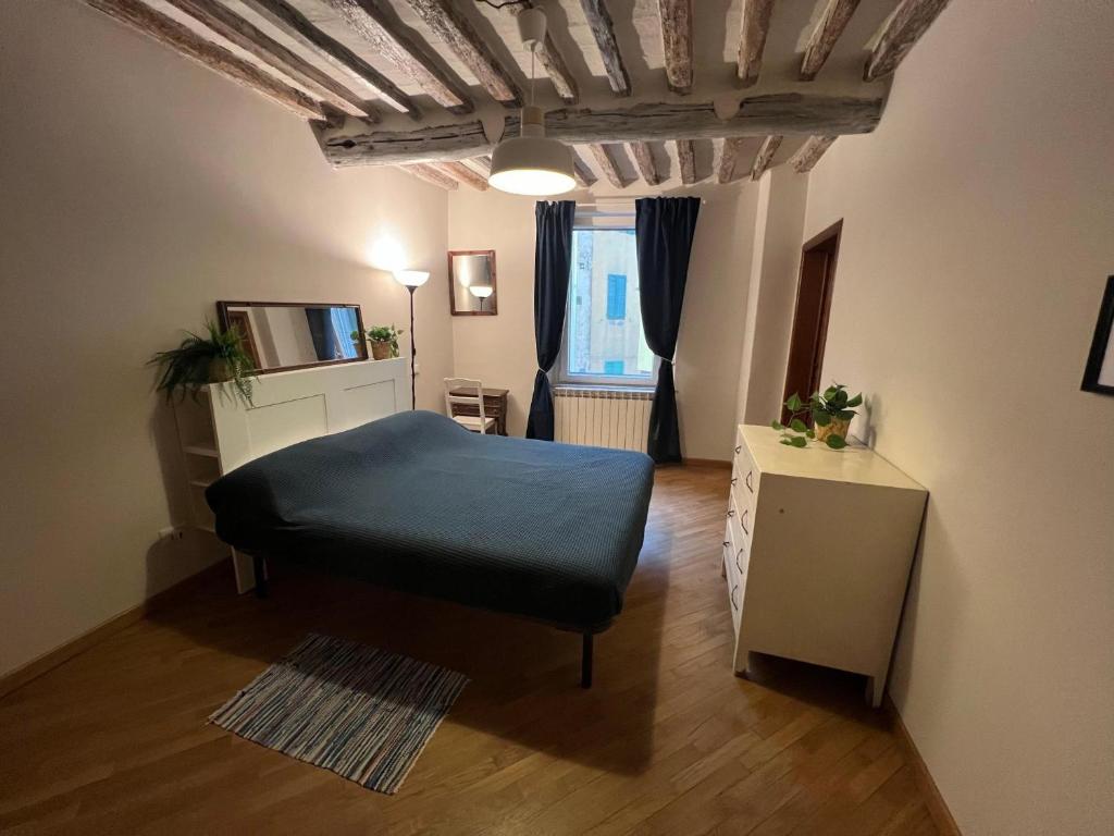 Ένα ή περισσότερα κρεβάτια σε δωμάτιο στο Tavoleria Pisa City Center