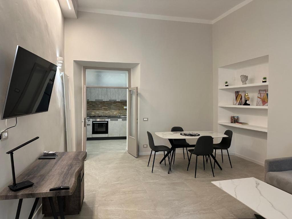 a white living room with a table and chairs at Residenza Aurea Tivoli in Tivoli