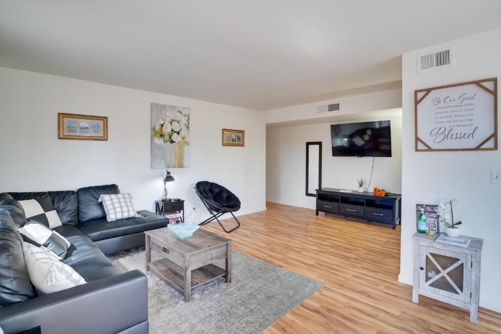 TV a/nebo společenská místnost v ubytování Wildcats Welcome! Mtn-View Condo 7 Mi to U of A