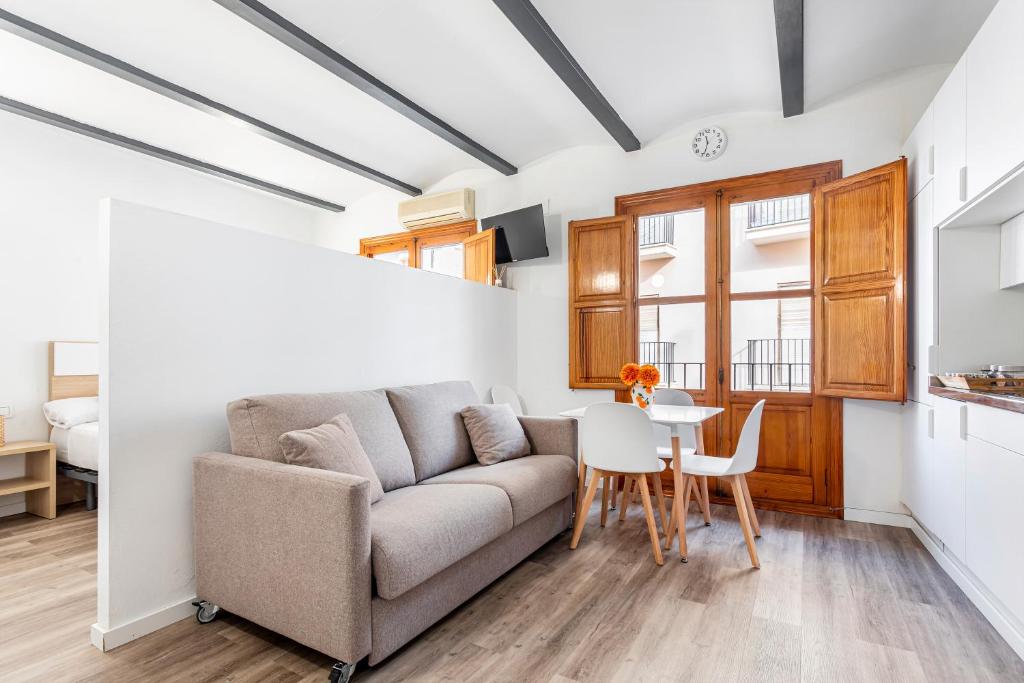 a living room with a couch and a table at Viviaro Peixcateria in Sagunto