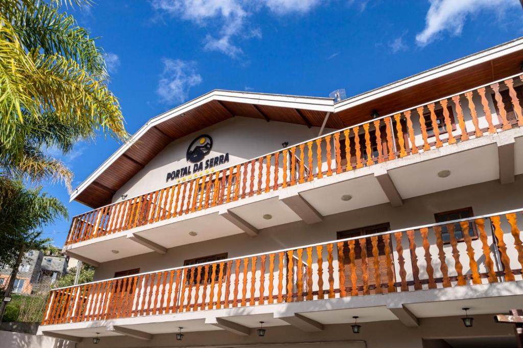 un bâtiment avec une terrasse sur le côté dans l'établissement Pousada Portal da Serra, à Campos do Jordão