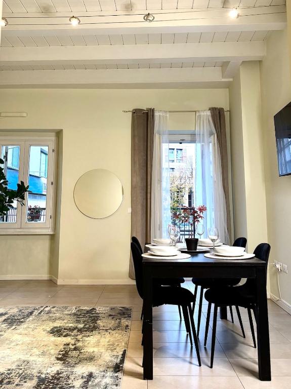 a dining room with a table and chairs and a window at Nido di Rossini in Pesaro
