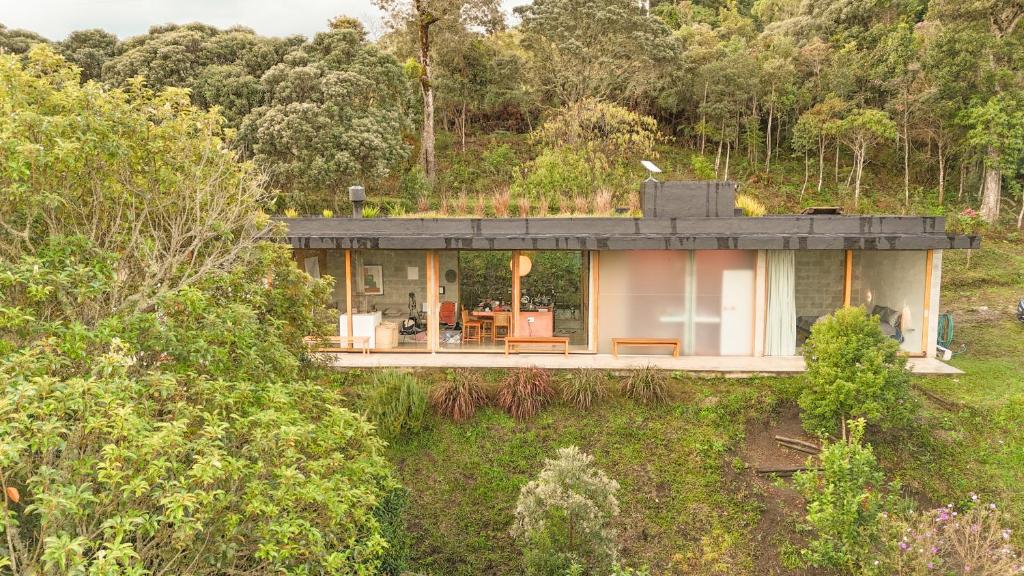 una casa in mezzo a un campo di Refúgio Contemporâneo na Serra da Bocaina a Silveiras