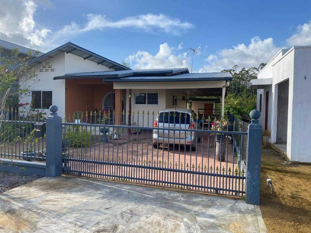 een hek voor een huis met een auto erin bij Peperpot City in Meerzorg