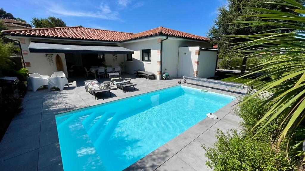 Πισίνα στο ή κοντά στο VILLA ALAÏA neuve avec piscine, pétanque proche plage et golf