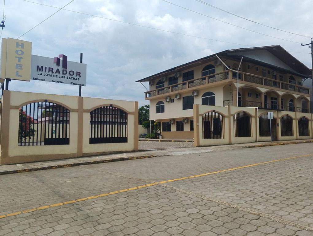 a building on the side of a street at Hotel Mirador in La Joya de los Sachas