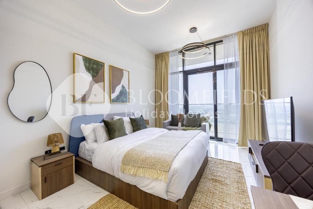 Un dormitorio con una cama grande y un espejo. en Bloomfields EcoGate Stu Masdar City, en Abu Dhabi Intl