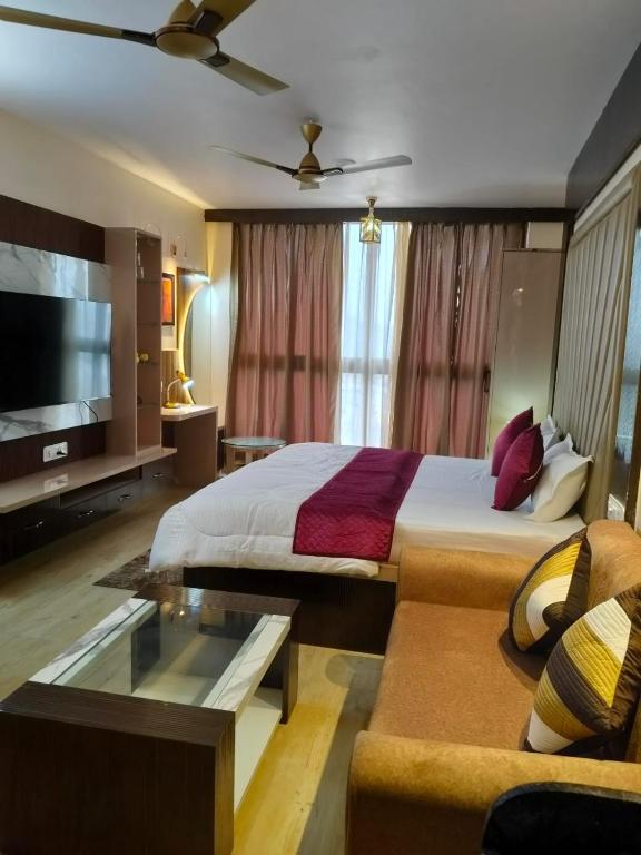 Postel nebo postele na pokoji v ubytování Rajasi studio by the station